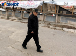 Обрывками старого баннера к 9 мая на ржавом стенде ужаснулись волгоградцы