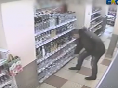 На видео попала кража коньяка в магазине самообслуживания под Волгоградом