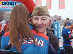 И ветераны, и молодежь: видеорепортаж с праздничного легкоатлетического пробега в Волгограде