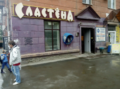 Буйный посетитель разбил витрину в магазине «Сластена» в Волгограде