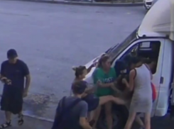 Толпа полураздетых женщин отпинала мальчика и попала на видео в Волгограде