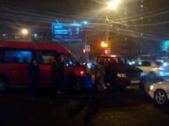 Пострадавшие пассажиры маршрутки рассказали подробности ДТП с внедорожником в Волгограде 