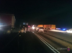 «Нива» врезалась в большегруз под Волгоградом: погиб подросток, трое в больнице