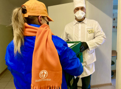 «Медицинские термоконтейнеры нам нужны»: волонтеры «ЕвроХим-ВолгаКалия» передали очередную партию медицинского снаряжения Котельниковской ЦРБ