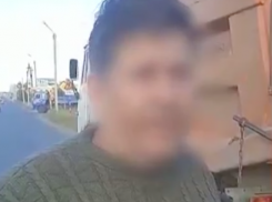 КамАЗист приноровился выгружать отходы на пустыре под Волгоградом: видео