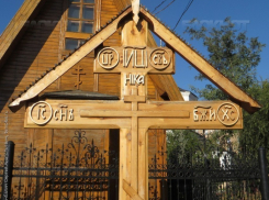 Поклонный крест в центре Волгограда сломали подросток, ранее судимый мужчина и девушка-товаровед