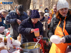 «В крепкие морозы приходит ещё больше»: голодные дети и взрослые стоят в очереди за горячей едой в Волгограде