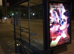 Вандалы разбили ночью стеклянную остановку в центре Волгограда