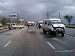 Водитель волгоградской маршрутки и 5 его пассажиров попали в больницу