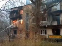 Расселенный дом на юге Волгограда потушили, спустя сутки  — видео 