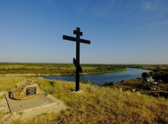 Под Волгоградом гостя из Питера убило молнией во время селфи у Поклонного креста