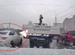 «Из-за таких люди гибнут»: пролет дерзкого китайца попал на регистратор в Волгограде