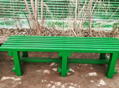 В Волгограде пластиковый король научился делать из мусора лавочки