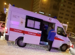 На нечищеном от снега входе у торгового центра покалечился волгоградец 