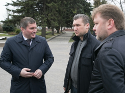 Двойные стандарты: губернатор Андрей Бочаров не носит маску и не соблюдает дистанцию