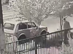 В себя поверил: дерзкий угон авто попал на видео в Волгограде 