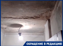 В Волгограде из-за потопа рушатся потолки в многоэтажке: видео