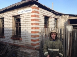 Спасатель из Волгограда вынес женщину из горящего дома 