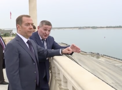 «Несмотря на мошку»: Дмитрий Медведев назвал две причины для туризма в Волгоград
