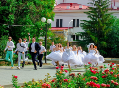 Флешмоб из женихов и невест шокировал в Горсаду волгоградцев