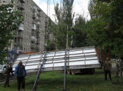 В Волгограде снесли 40 рекламных конструкций