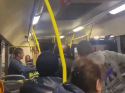 Волгоградцы устроили драку в автобусе 9 Мая: видео