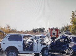 Два водителя погибли и девушка-подросток пострадала после столкновения Opel и «Нивы» в Волгоградской области