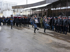 «Никто не мог сдержать слез»: в Волгограде похоронили двух разбившихся в ДТП полицейских