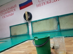 Дети занимаются в лужах и прогнивших от сырости стенах волгоградского ФОКа