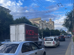 «Две остановки едем 20 минут»: в супер-пробку встал Волгоград