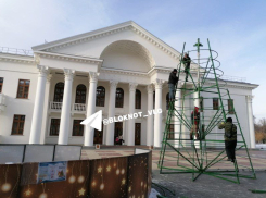 Новогоднюю елку и горку-гигант ставят возле скандально отремонтированного кинотеатра в Волгограде