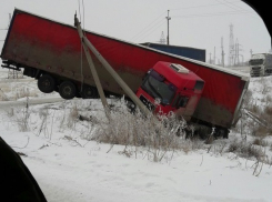 Под Волгоградом фура повисла на земляном валу