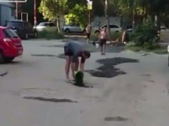 Разочаровавшиеся в чиновниках волгоградцы сами заделали огромные дорожные ямы