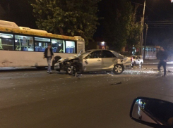 В Волгограде на отремонтированной дороге столкнулись «Лада», иномарка и автобус