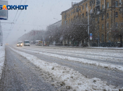 Занесло на встречку: в лобовом столкновении LADA и КамАЗ в Волгограде пострадал водитель