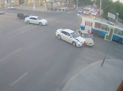 На видео попало избиение водителем Mazda виновника ДТП в центре Волгограда