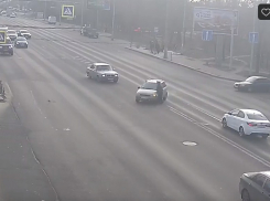 Шла по переходу на зеленый: наезд легковушки на волгоградку попал на видео