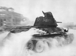 13 декабря 1942 года – на рассвете враг возобновил попытки наступления на Сталинград из района Котельниково