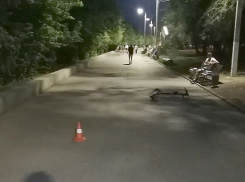 «Зубы выбила дитю, дрянь!»: разборка волгоградок с подростком на электросамокате попало на видео