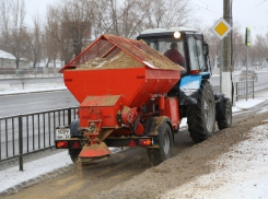 Волгоградские дорожники вышли на ночную борьбу с гололедом