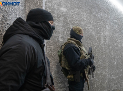 Мужчина с ножом пытался проникнуть в лицей в Волгограде 