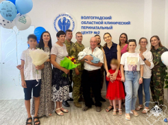 Сына погибшего на Украине росгвардейца встретили из роддома сослуживцы