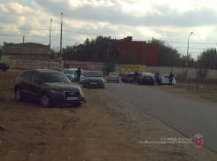 Автоледи на Audi протаранила Toyota и сбила двух пешеходов в Волгограде