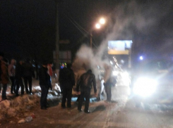 В Волгограде на дороге загорелась иномарка