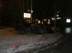 Ночью в центре Волгограда разбился парень, пролетев на «красный»