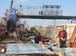 На трассе под Волгоградом возводят надземные пешеходные переходы