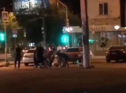 СК проверяет массовую драку возле Ворошиловского ТЦ  — тяжело пострадал парень 