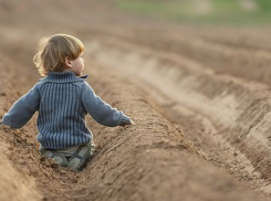 Ищут виновного в гибели трехлетнего малыша от удара током на юге Волгограда