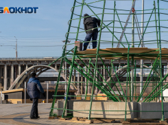 Новогоднюю елку устанавливают в пойме Царицы в Волгограде