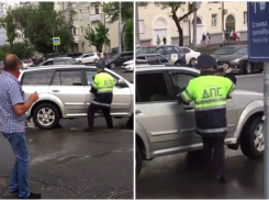 Полицейский набросился с кулаками на машину нарушителя в центре Волгограда 